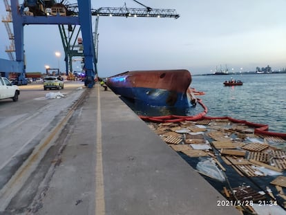 El buque 'Nazmiye Ana', tras volcar en el puerto de Castellón, el 28 de mayo.