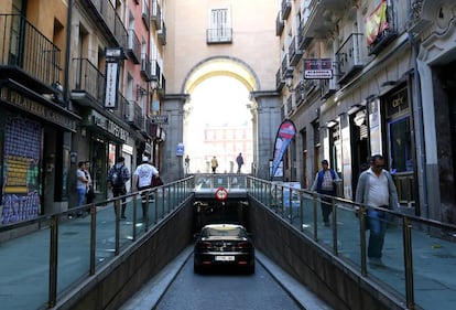 Una de las entradas al aparcamiento de la Plaza Mayor, que tendrá gestión pública.