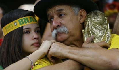 Torcedores choram a derrota do Brasil.