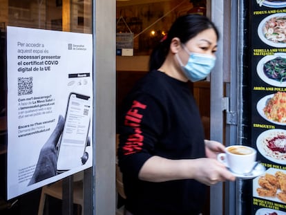 Cafetería de Barcelona exige certificado covid para acceder a su interior, el 27 de noviembre.