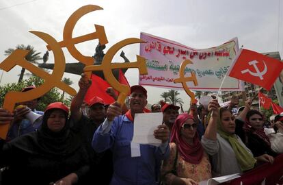 Simpatizantes del partido comunista asisten a la marcha celebrada con motivo del Día Internacional de los Trabajadores en Bagdad (Irak).