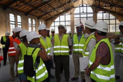 La delegaci&oacute;n del Ayuntamiento y el Gobierno visita una de las naves rehabilitadas. 