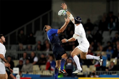 El francés David Marty y el inglés Tom Palmer disputan un balón aéreo.