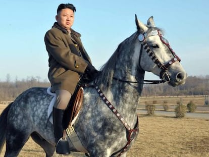 Kim Jong-un supervisa un entrenamiento militar montado a caballo