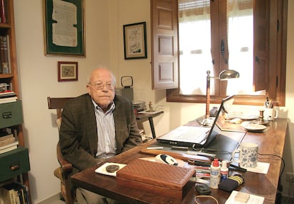 José Jiménez Lozano, escritor y periodista, en su despacho en 2010.