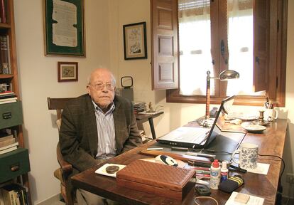 José Jiménez Lozano, escritor y periodista, en su despacho en 2010.