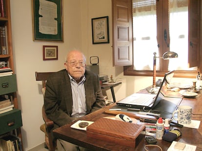 José Jiménez Lozano, escritor y periodista, en su despacho en 2010.