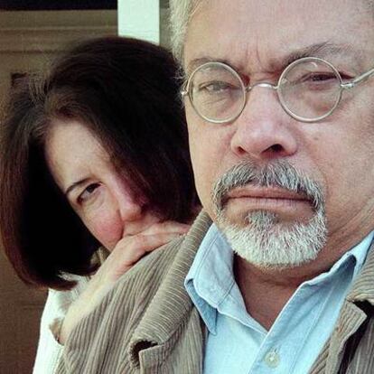 Guillermo Cabrera Infante con su esposa, Miriam Gómez, fotografiados en 1998.
