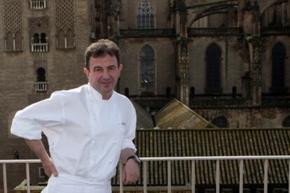 El cocinero Martín Berasategui, ayer, delante de la Catedral de Sevilla.