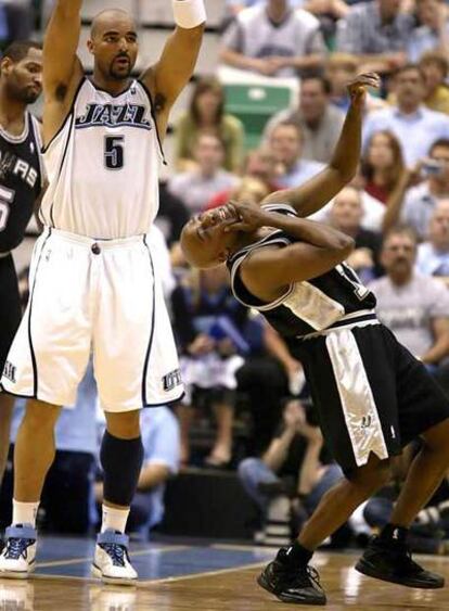 Vaughn, de San Antonio, se sujeta la mandíbula tras un golpe de Boozer, de Utah.