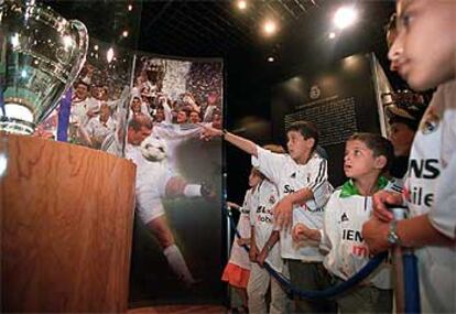 Un grupo de niños argelinos visita la sala de trofeos del Real Madrid.