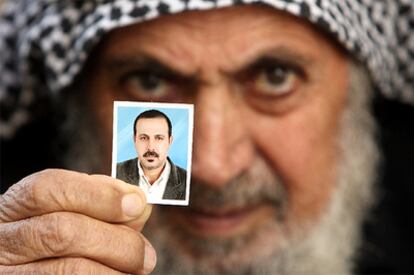 El padre de Mabhuh sostiene una fotografía del fundador del brazo militar de Hamas, presuntamente asesinado por Israel.