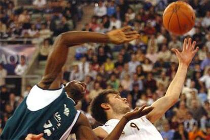 El madridista Fotsis pelea por un rebote con el jugador del Unicaja Pietrus.