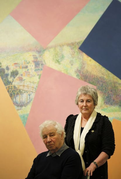Ilya y Emilia Kabakov en la galería Ivory Press junto a una de sus obras.