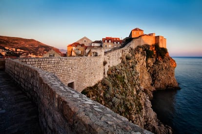 Aunque su encanto queda desdibujado en temporada alta por las oleadas de cruceristas que atestan sus calles empedradas, pasear por la muralla medieval que encierra la ciudad vieja de Dubrovnik (en la foto), convertida en Desembarco del Rey en la serie ‘Juego de tronos’, acaba siendo irrenunciable. La visita incluye casi dos kilómetros de recorrido sobre sólidos y verticales muros (originalmente levantados en el siglo XIII), que en su frente marítimo se elevan vertiginosamente unos 25 metros sobre las aguas del Adriático. Mejor no asomarse demasiado. Más información: <a href="https://visitdubrovnik.hr/es/" target="_blank">visitdubrovnik.hr</a>