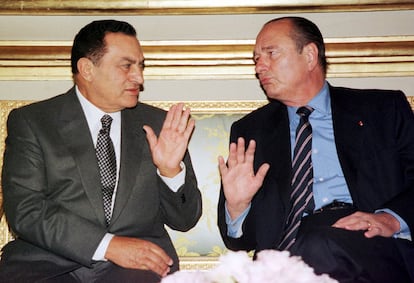 Los presidentes de Francia Jacques Chirac ( d) y Egipto Hosni Mubarak ( i) en una reunión en el Palacio Elíseo de París, donde asistirán a la Cumbre francófona en octubre de 1998.