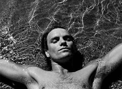 Sting fotografiado en Australia en 1980, una de las instantáneas que Andy Summers exhibe en Barcelona.