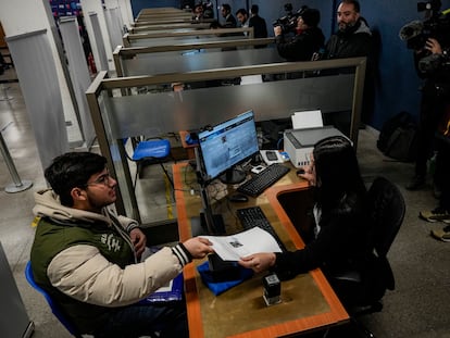 Un migrante venezolano registra sus datos biométricos con la PDI, en Santiago (Chile).