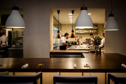 La barra de EMi, donde los comensales disfrutan de la cocina de Rubén Hernández Mosquero.
