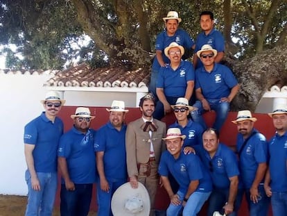 El mariachi Imperial Azteca con José Tomás en Galapagar (Madrid), durante la gira.