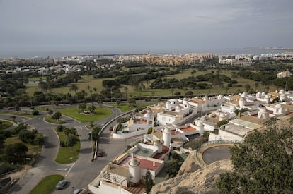 Junto al mar de plásticos, Almerimar, una urbanización con puerto deportivo y campo de golf en El Ejido.