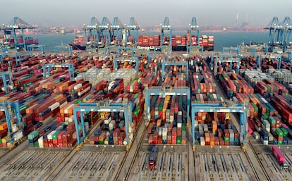 Contenedores apilados en el puerto de Qingdao, en la provincia china de Shandong.