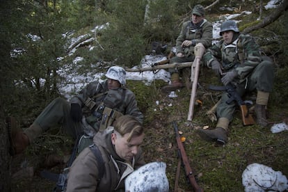 la patrulla, en un momentop de relax en la montaña. El corte de pelo del soldado en primer plano es típico de la época. Obsérvese el armamento de la época.