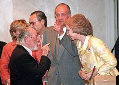 La Reina conversa con Ramón Gaya ante el Rey, la ministra Pilar del Castillo y Luis Alberto de Cuenca, durante la entrega del Premio Velázquez.