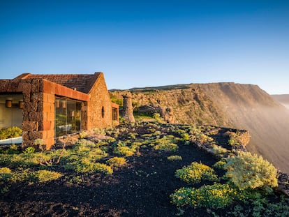 Vistas desde el mirador de La Peña, en El Hierro, donde también se encuentra un restaurante proyectado por César Manrique.