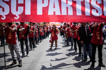 Jóvenes miembros del Partido Revolucionario de los Trabajadores (DIP) participan en una manifestación del Primero de Mayo en Maltepe, la parte de Anatolia de Estambul.