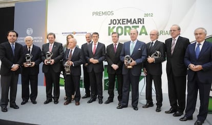 Entrega de los premios Joxe María Korta en un acto presidido ayer por el 'lehendakari', Patxi López, y el titular de Industria, Bernabé Unda.