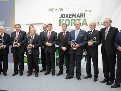 Entrega de los premios Joxe María Korta en un acto presidido ayer por el 'lehendakari', Patxi López, y el titular de Industria, Bernabé Unda.