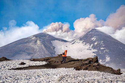 Una persona, frente al Monte Etna en Sicilia este viernes.