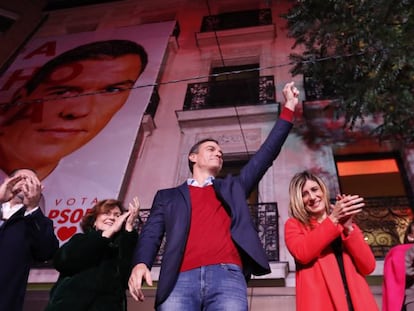 El líder del PSOE, Pedro Sánchez (tercero por la izquierda), celebra los resultados electorales en la sede de Ferraz de Madrid.