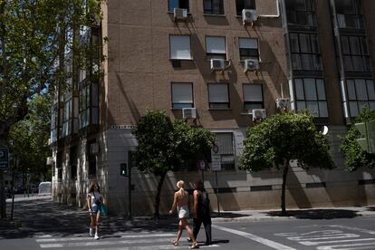 Equipos de aire acondicionado en la fachada de un edificio del centro de Sevilla, el 20 de julio de 2023.