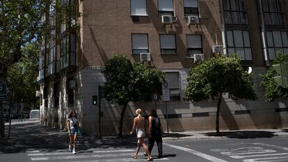 Equipos de aire acondicionado en la fachada de un edificio del centro de Sevilla, el 20 de julio de 2023.