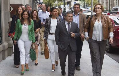Alcaldes y edies del PP se dirigen a la asamblea constituyente del Área Metropolitana de Vigo.