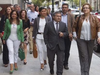 Alcaldes y edies del PP se dirigen a la asamblea constituyente del &Aacute;rea Metropolitana de Vigo.