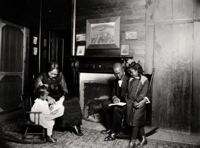 'Familia de color junto a la chimenea', 1920. Colección George Eastman House, 2012.