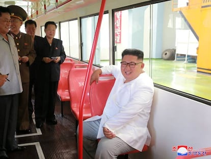 Kim Jong-un, este sábado en una visita a una fábrica de autobuses en Pyongyang.