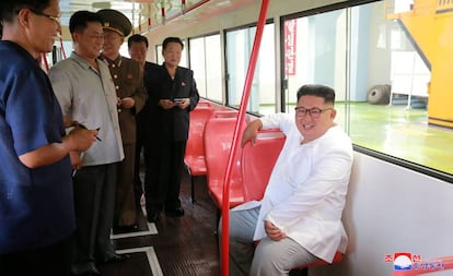 Kim Jong-un, este sábado en una visita a una fábrica de autobuses en Pyongyang.