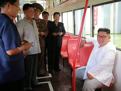 Kim Jong-un, este sábado en una visita a una fábrica de autobuses en Pyongyang.