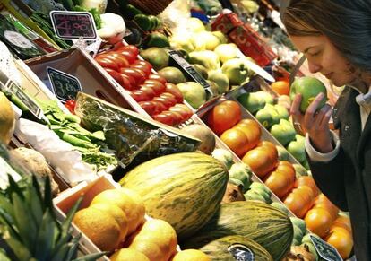 Un puesto de frutas y verduras en Madrid. 