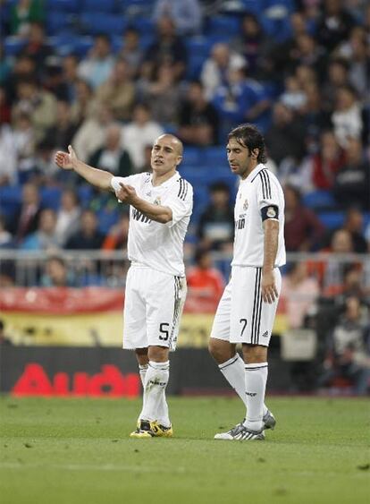 Cannavaro y Raúl hablan en el medio campo ayer en el Bernabéu.