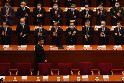 El presidente chino, Xi Jinping, es aplaudido por los delegados a su llegada a la ceremonia de apertura de la Conferencia Consultiva Política del Pueblo Chino (CCPPC), máximo órgano asesor en materia política, que abordará los planes del país para los próximos cinco años.