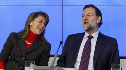 María Dolores de Cospedal y Mariano Rajoy bromean en el comité ejecutivo nacional del PP.