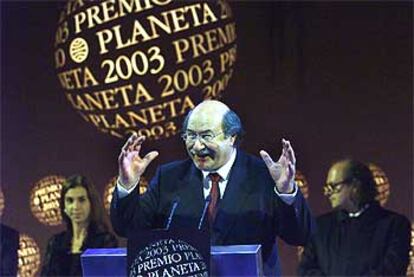 El escritor chileno Antonio Skármeta, con algunos miembros del jurado detrás, muestra su alegría como ganador de la 52º edición del Premio Planeta. La novela vencedora lleva el título de <i>El baile de la victoria</i>.