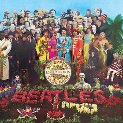 En la célebre portada de 'Sgt. Pepper's Lonely Hearts Club Band' de los Beatles se puede ver a Aleister Crowley en la esquina superior izquierda: es el segundo de la primera fila.