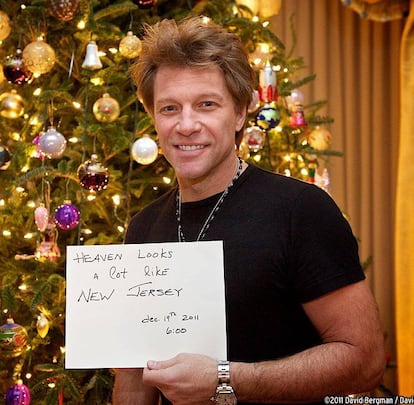 “Fue interesante ver la noticia de mi muerte”, relató a EL PAÍS el cantante Bon Jovi durante una entrevista en 2013. Al autor de ‘It’s My Life’ lo mataron en las redes sociales, durante dos horas, en 2012. El artista contó que la noticia falsa le pilló cenando con su familia: “No cundió el pánico. Fue un fenómeno interesante y divertido. Empecé a recibir cientos de llamadas para preguntarme si estaba muerto. Por suerte, en aquel momento también estaba el fotógrafo oficial del grupo y me hizo una foto que distribuimos por las mismas redes sociales que me habían matado dos horas antes”. El 19 de diciembre de 2011, una noticia similar se difundió por las plataformas sociales. Él mismo publicó una imagen en Facebook con el mensaje “el cielo se parece mucho a New Jersey”, su ciudad natal.