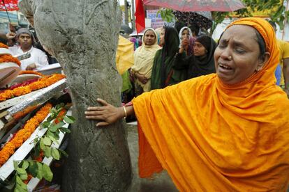 Un familiar de una de las víctimas del derrumbe del complejo textil Rana Plaza llora junto al monumento conmemorativo, durante una concentración en Dacca, Bangladesh.